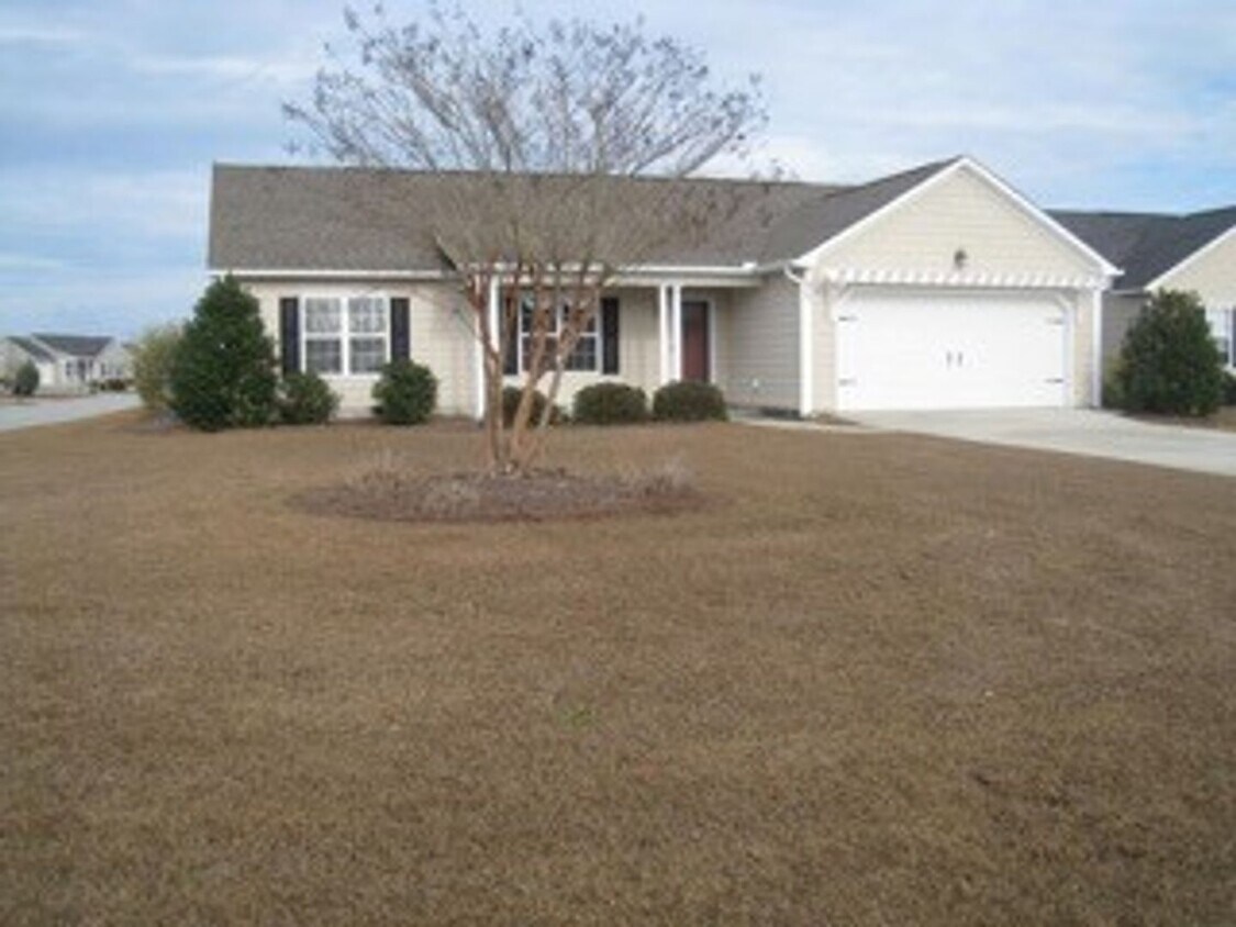 Foto principal - 3 Bedroom 2 Bath home with 2-car garage