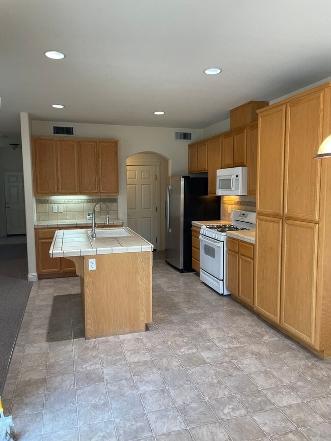 Building Photo - Spacious & Elegant 6-Bedroom, 3.5-Bath Hom...