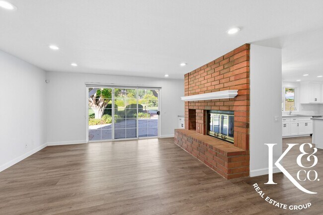 Foto del edificio - Stunning Remodeled Camarillo Home with Dual Living Rooms & Entertainer’s Backyard