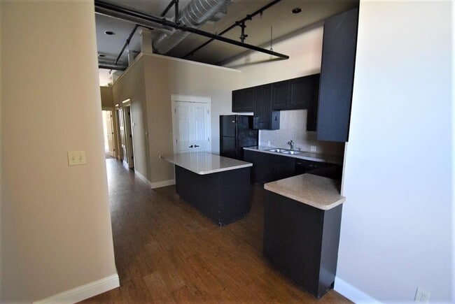 Building Photo - 210 W Mulberry St