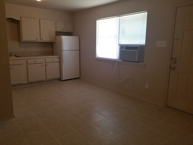 Foto del edificio - 1320 Plummer St