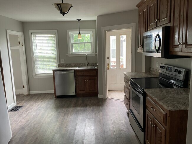 Spacious 3 bedroom, 1 bathroom duplex apartment - 5 Linden St