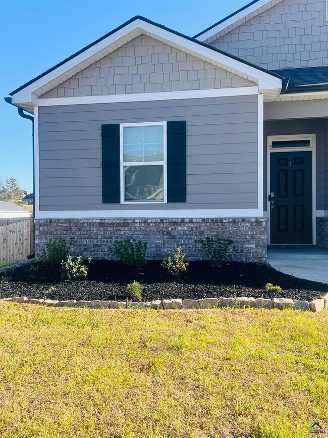 Foto del edificio - 118 Alton Tucker Sr. Boulevard