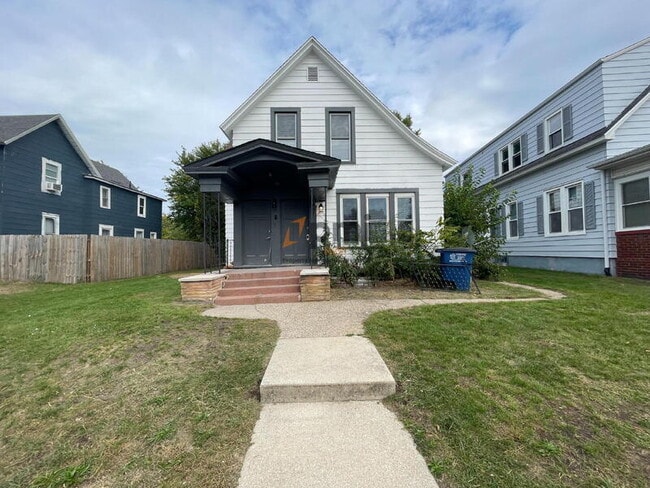 Building Photo - 1204 Manhattan St