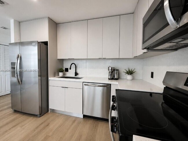 Building Photo - 300 S Biscayne Blvd