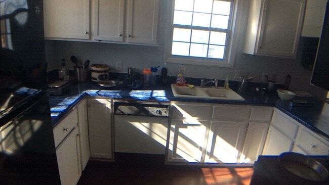 Building Photo - Blacksburg, 4 BR / 3 BA, Available for fal...