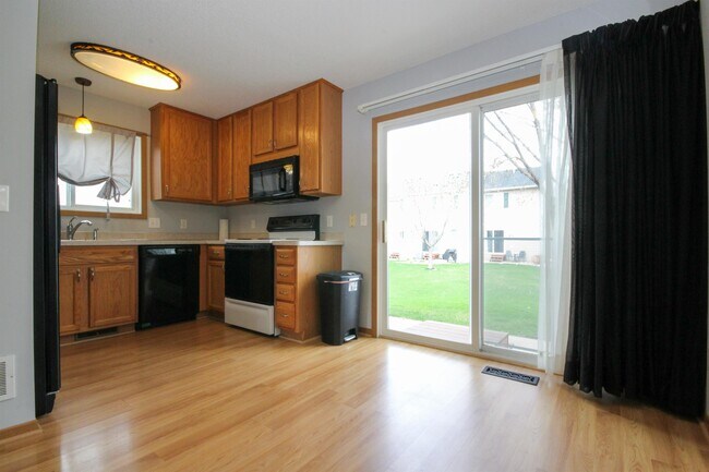 Foto del edificio - 15529 Flyboat Ln