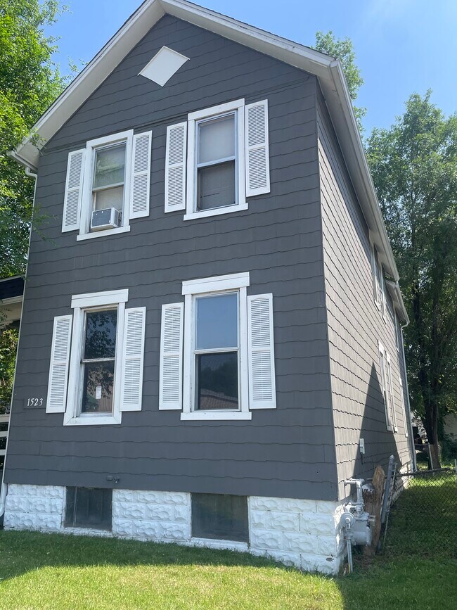 Building Photo - 1523 W 4th St
