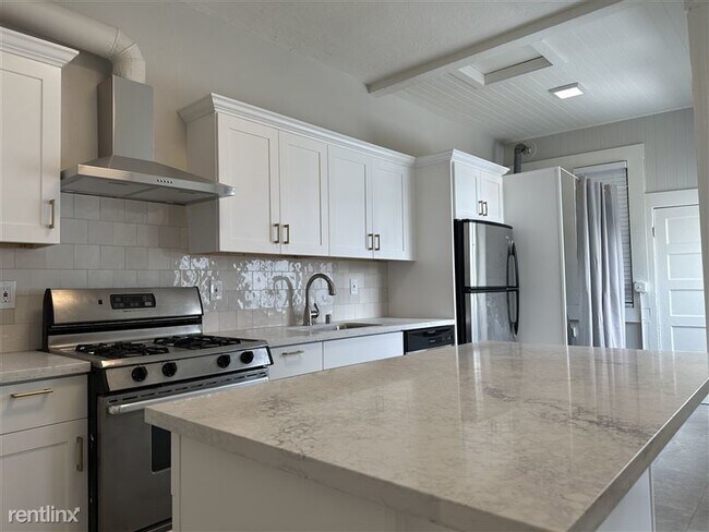 Foto del edificio - TOP FLOOR FLAT|SPACIOUS AND SUNNY|CALTRAIN...