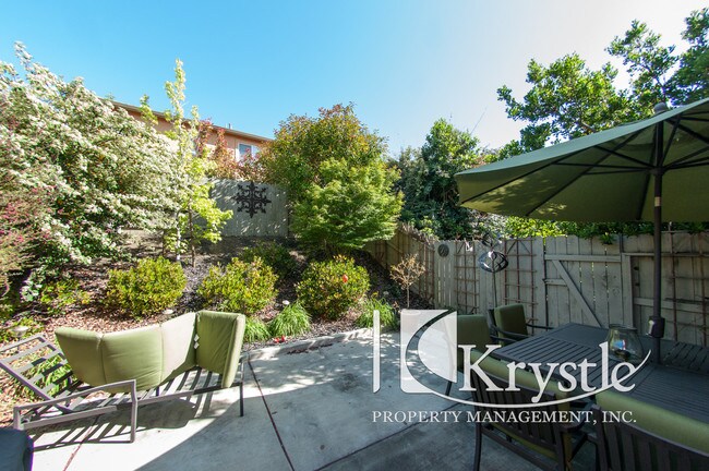 Building Photo - Gorgeous gated Tiara home