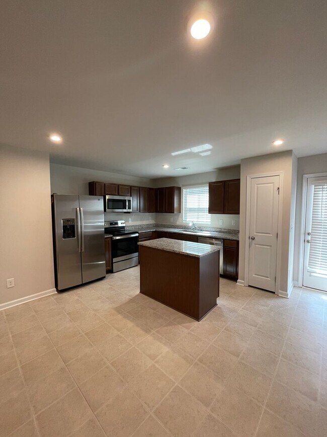 Building Photo - 3 Bedroom House w/ Yard and Garage!