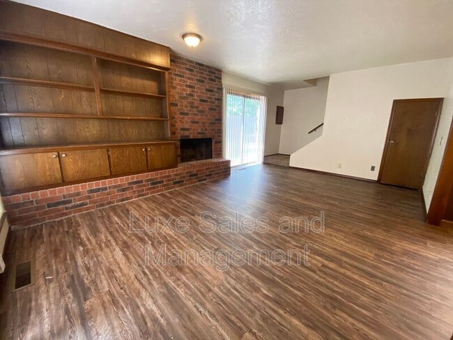 Foto del edificio - 6004 Paramount Dr