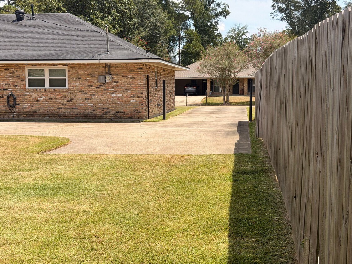 Building Photo - 347 Corby Dr