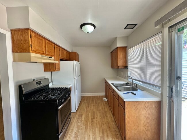Building Photo - 220 Hampdon Ct