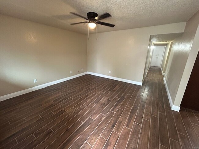 Foto del edificio - *** MOVE IN SPECIAL - $300.00 OFF FIRST MONTHS RENT***