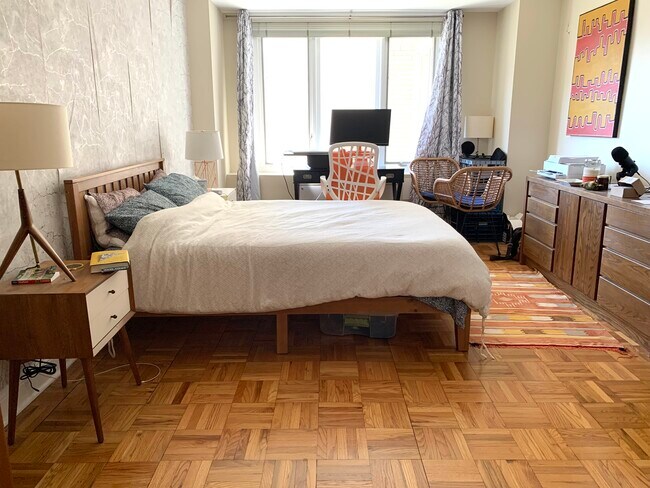 Dormitorio con estación de trabajo perfecta con vista a Virginia Avenue - 2475 Virginia Ave NW