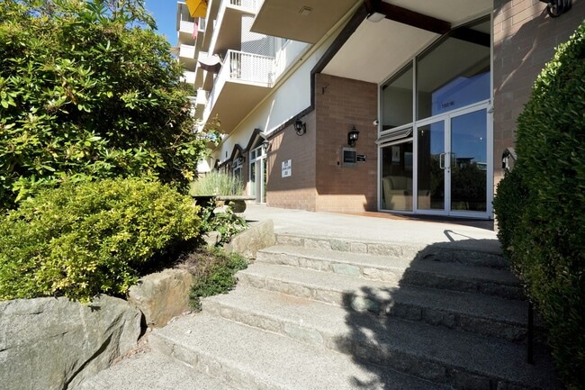 Building Photo - 130 Keith Rd W