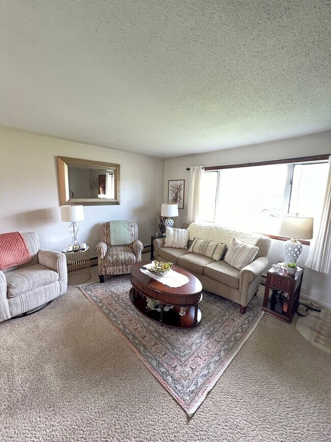 Foto del edificio - AVAILABLE MAY - Large 2 Bedroom Apartment!