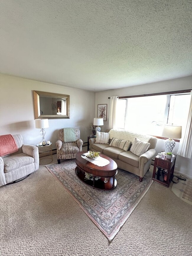 Building Photo - AVAILABLE MAY - Large 2 Bedroom Apartment!