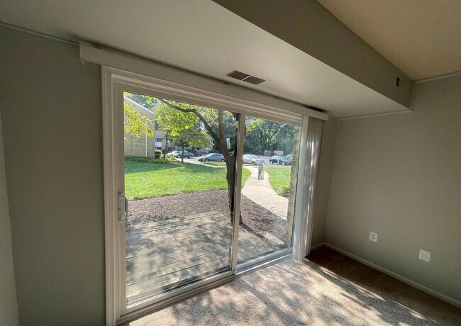 Foto del edificio - 8867 Rollright Ct
