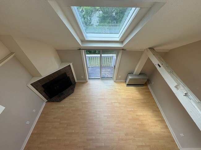 Building Photo - 2 bedroom with loft in downtown Quechee