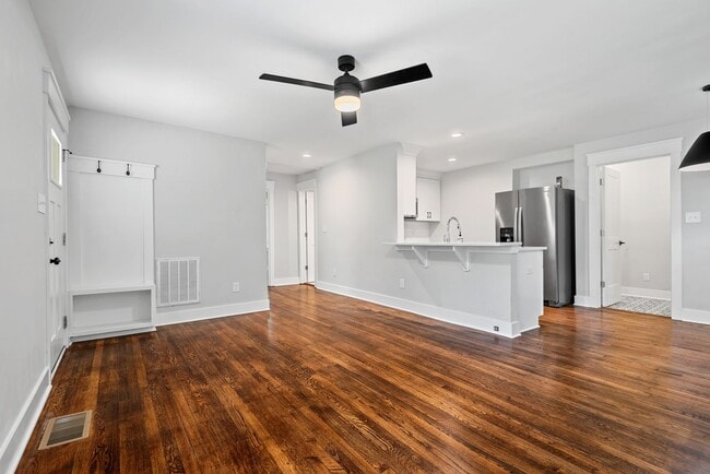 Building Photo - 2 Bedroom Ranch Style Home close to Downto...