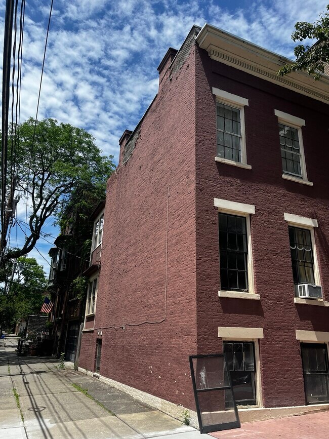 Building Photo - 41 Dove St