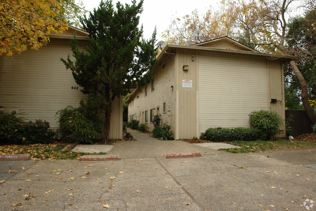 Primary Photo - College Place Apartments