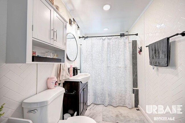 Building Photo - Stunning Duplex Two Bedroom Duplex