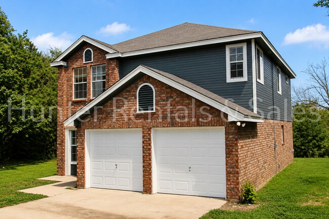 Building Photo - Country Living!