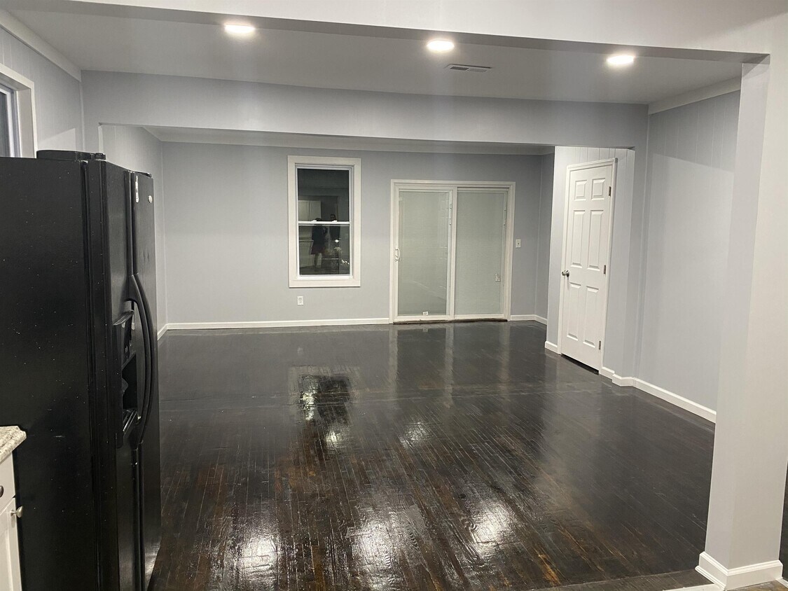 Foto principal - 303 W Watauga Ave
