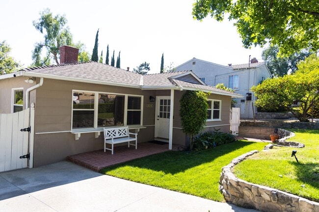 Foto del edificio - Freshly Renovated 3BR/2BA Pool Home – La C...