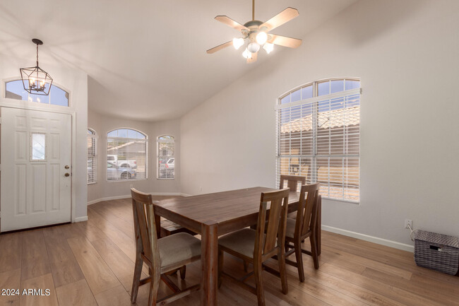 Foto del edificio - 1435 E Silver Creek Rd