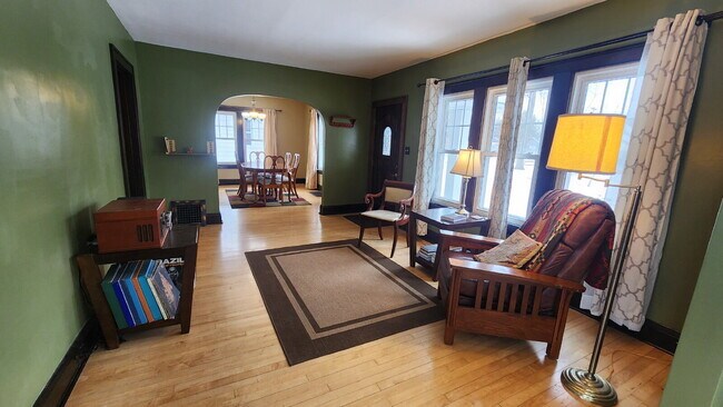 Foto del edificio - 4-Bedroom, 2 Bathroom Easthill Home with Bonus Room, Finished Lower Level, and Garage