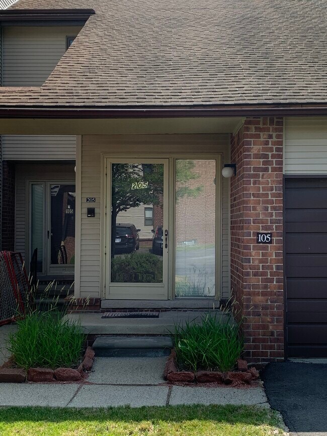 Condo Entry - 6680 Ridgefield Cir
