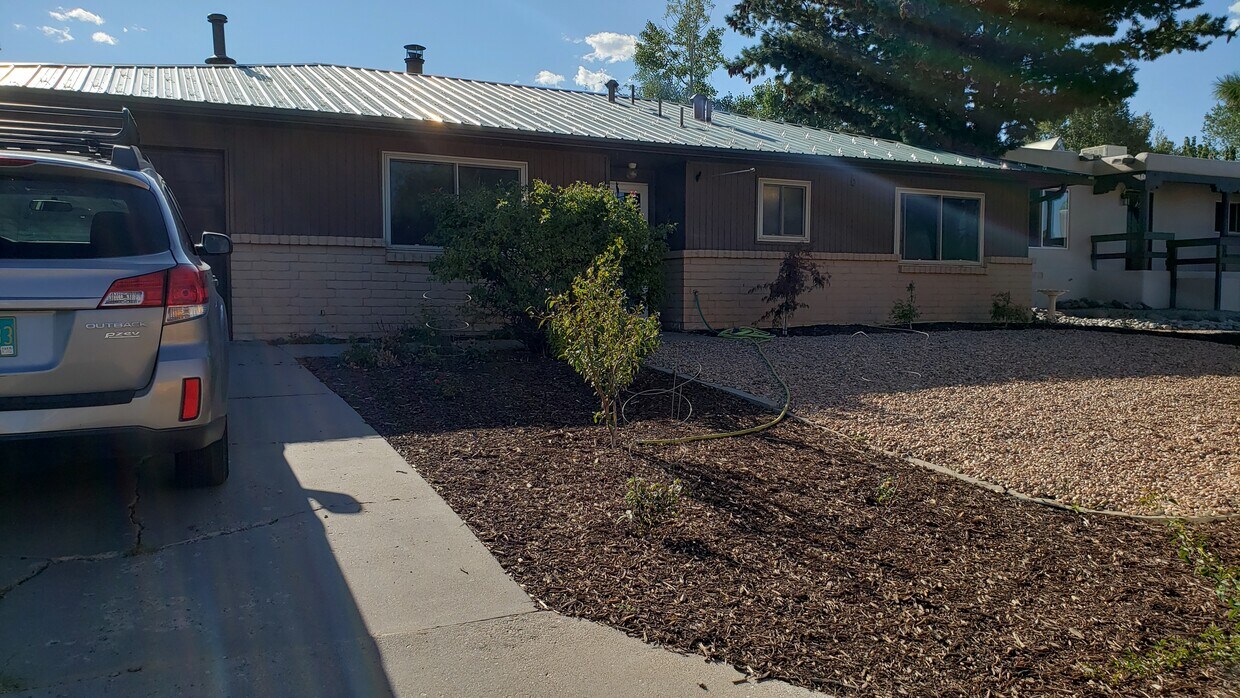Primary Photo - 913 Capulin Rd