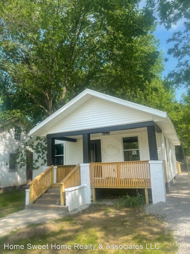2 br, 2 bath House 111 W St Louis St House for Rent in Aurora, MO