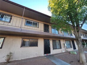 Building Photo - 615 S Royal Crest Cir