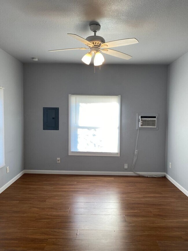 Foto del edificio - 419 W Mistletoe Ave