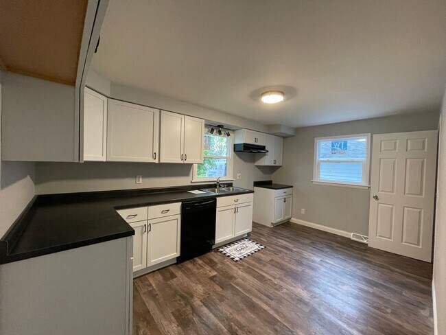 Foto del edificio - 3 bedroom 1 1/2 bath home with fenced in b...