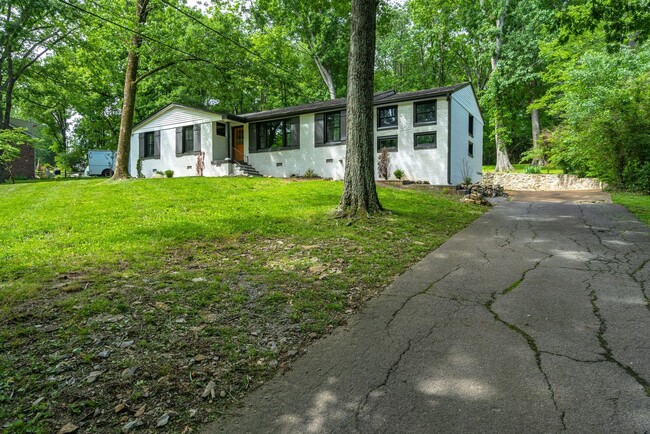 Building Photo - Amazing 3BE/2BA home in the West Meade & Hillwood Estates area!