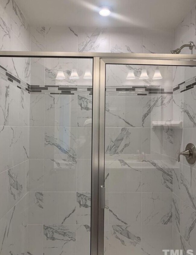 Foto del edificio - 1018 Salt Glaze Ln