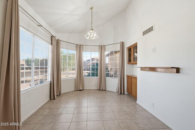 Foto del edificio - 1294 N Blackstone Dr