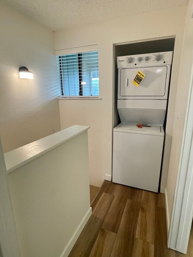 Foto del edificio - Fully updated/renovated unit NO GARAGE 1 B...