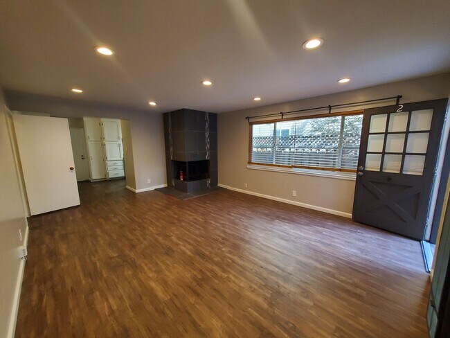 Building Photo - EBN T 428