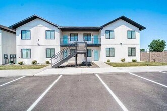 Building Photo - 676 Carlow Dr