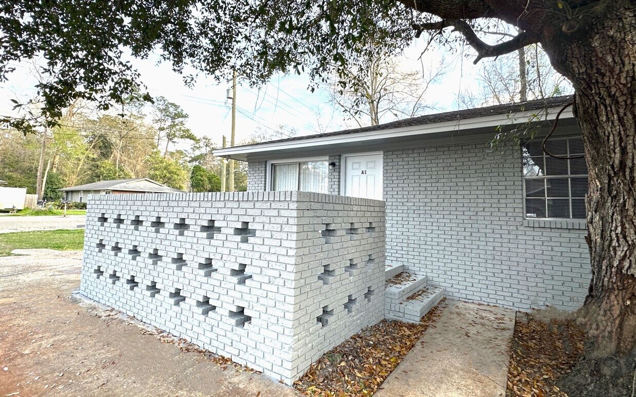 Primary Photo - SPACIOUS 2/1 w/ Open Floor Plan, Fenced Ya...