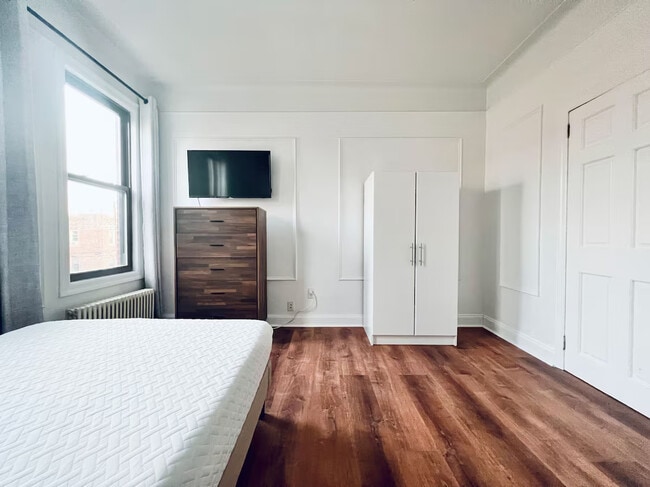 Foto del edificio - Furnished room/NOT APARTMENT