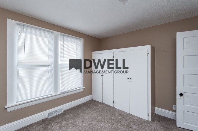 Building Photo - Remodeled 2 Bedroom Main Level Apartment