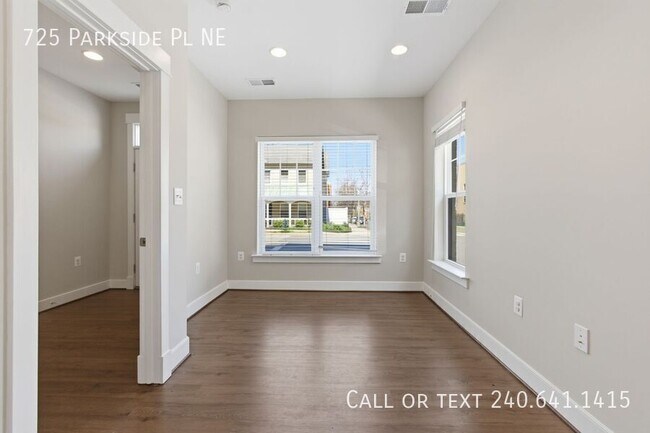Building Photo - 725 Parkside Pl NE